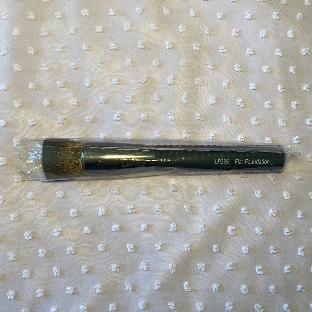 3/$30 Laruce LR335 Flat Foundation Brush